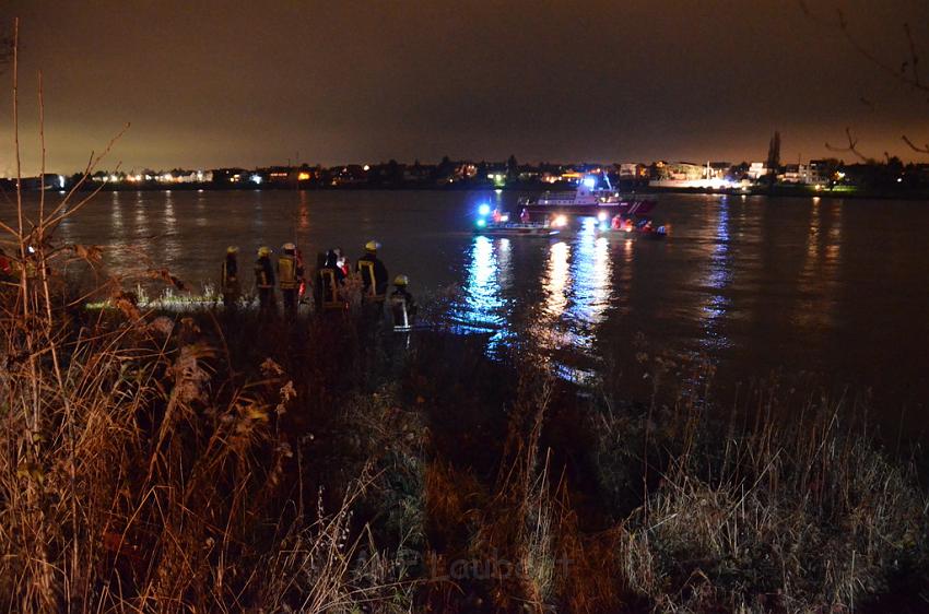 Einsatz BF Koeln PKW im Rhein Mondorf Hersel P005.JPG